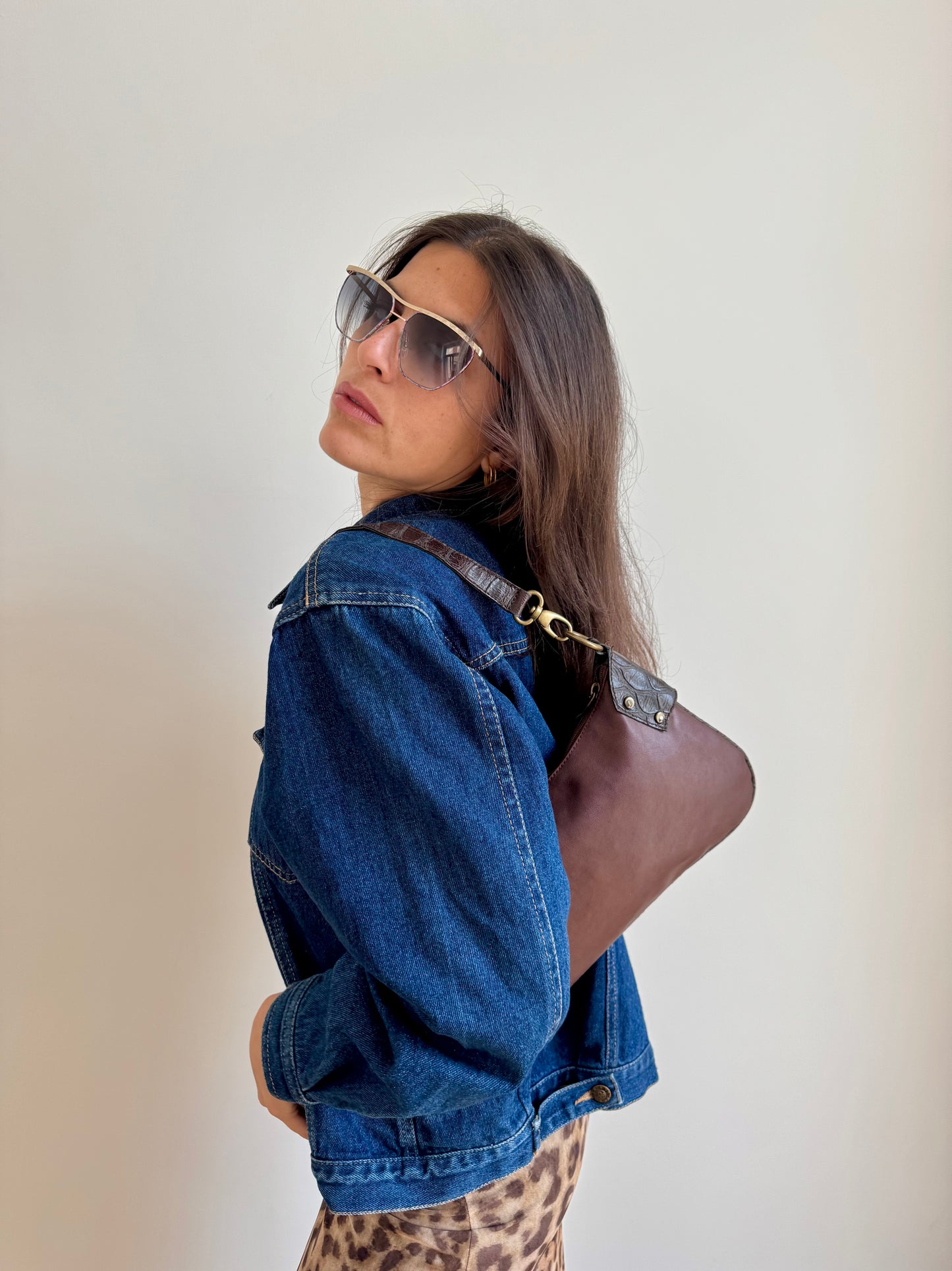 BORSA A SPALLA IN PELLE MARRONE MARTELLATA