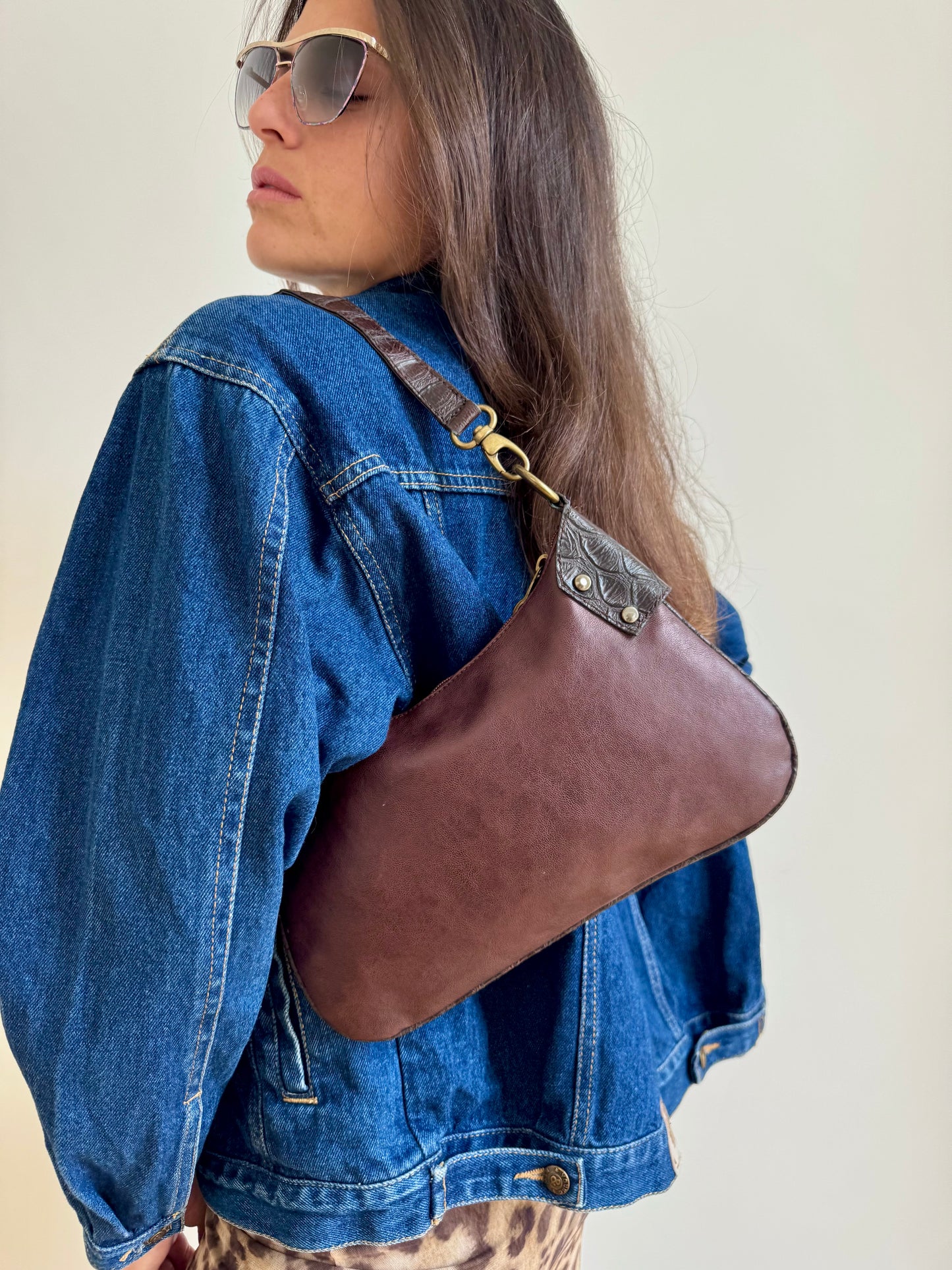 BORSA A SPALLA IN PELLE MARRONE MARTELLATA