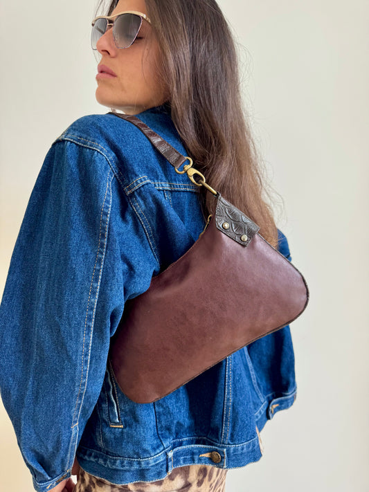 BORSA A SPALLA IN PELLE MARRONE MARTELLATA