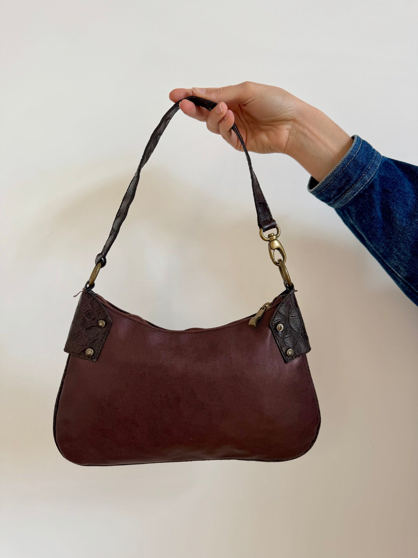 BORSA A SPALLA IN PELLE MARRONE MARTELLATA