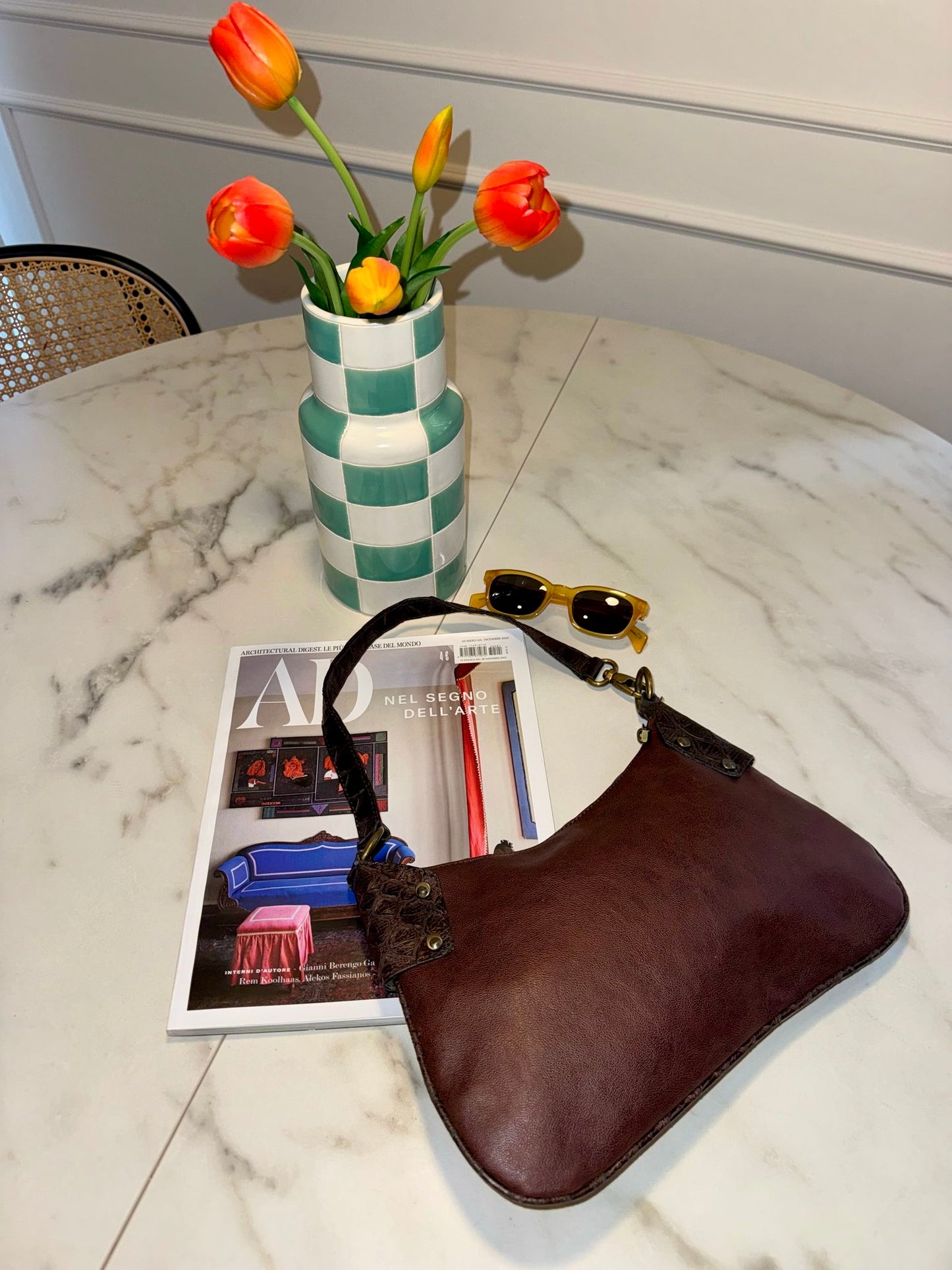 BORSA A SPALLA IN PELLE MARRONE MARTELLATA