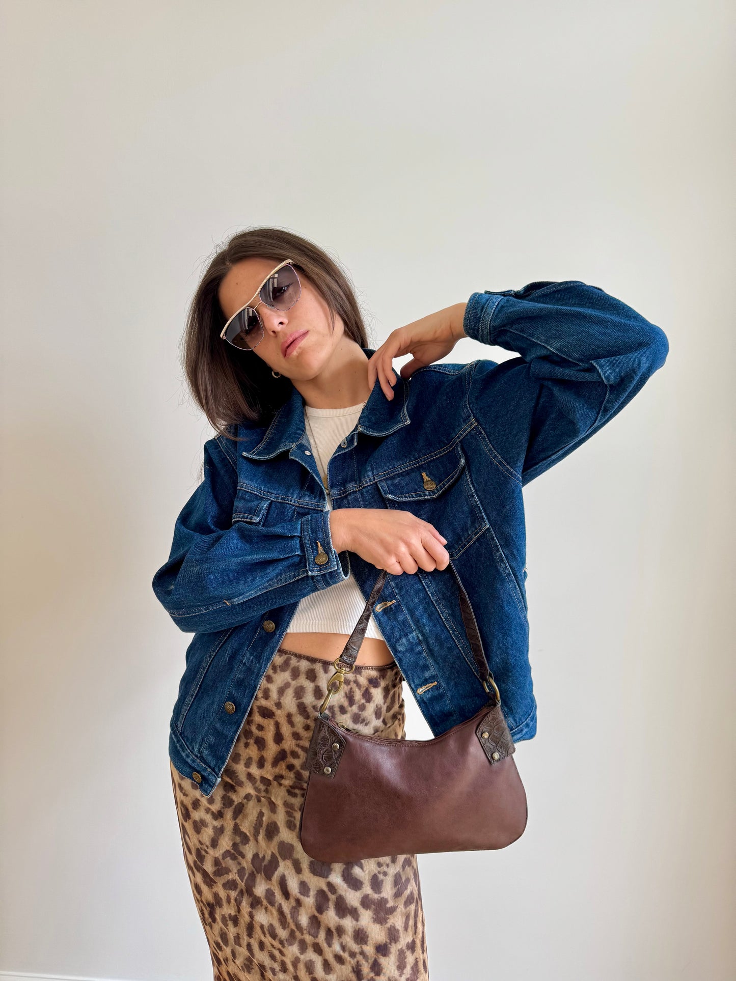 BORSA A SPALLA IN PELLE MARRONE MARTELLATA