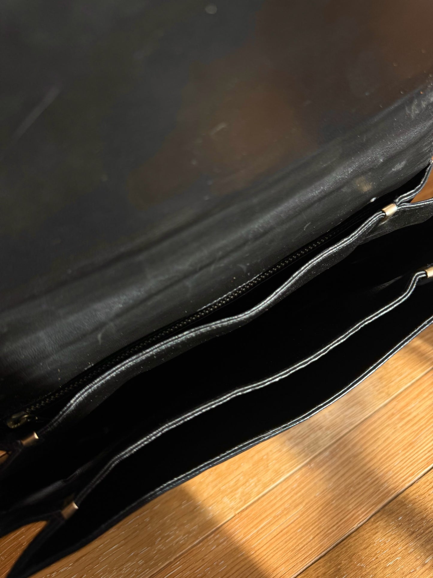 BORSA A SPALLA CON DETTAGLI DORATI