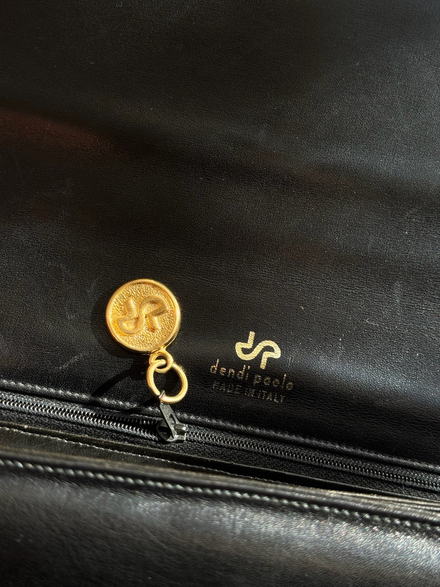 BORSA IN VERA PELLE CON DETTAGLI DORATI