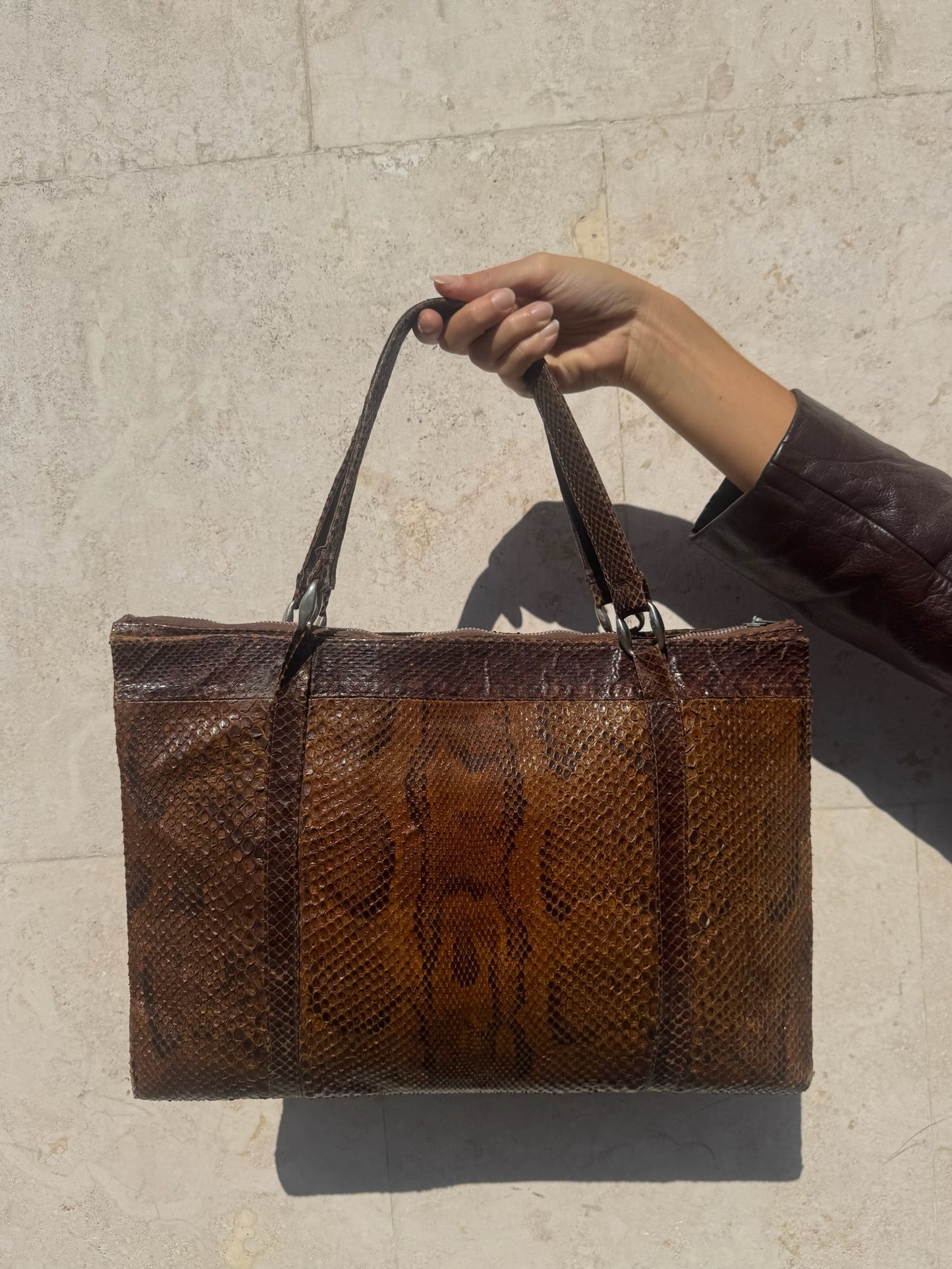 BORSA A MANO IN PELLE CON TEXTURE IN PITONE