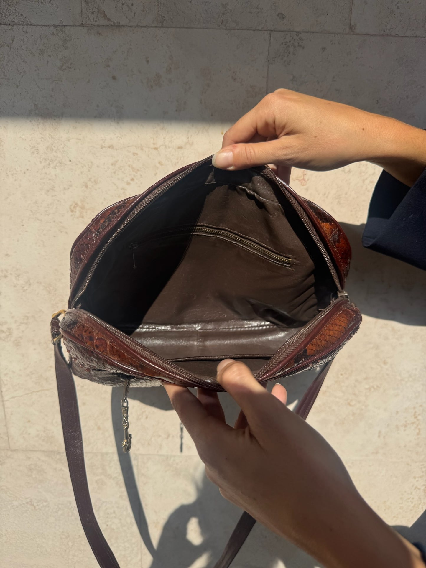 CAMERA BAG CON TEXTURE IN PITONE