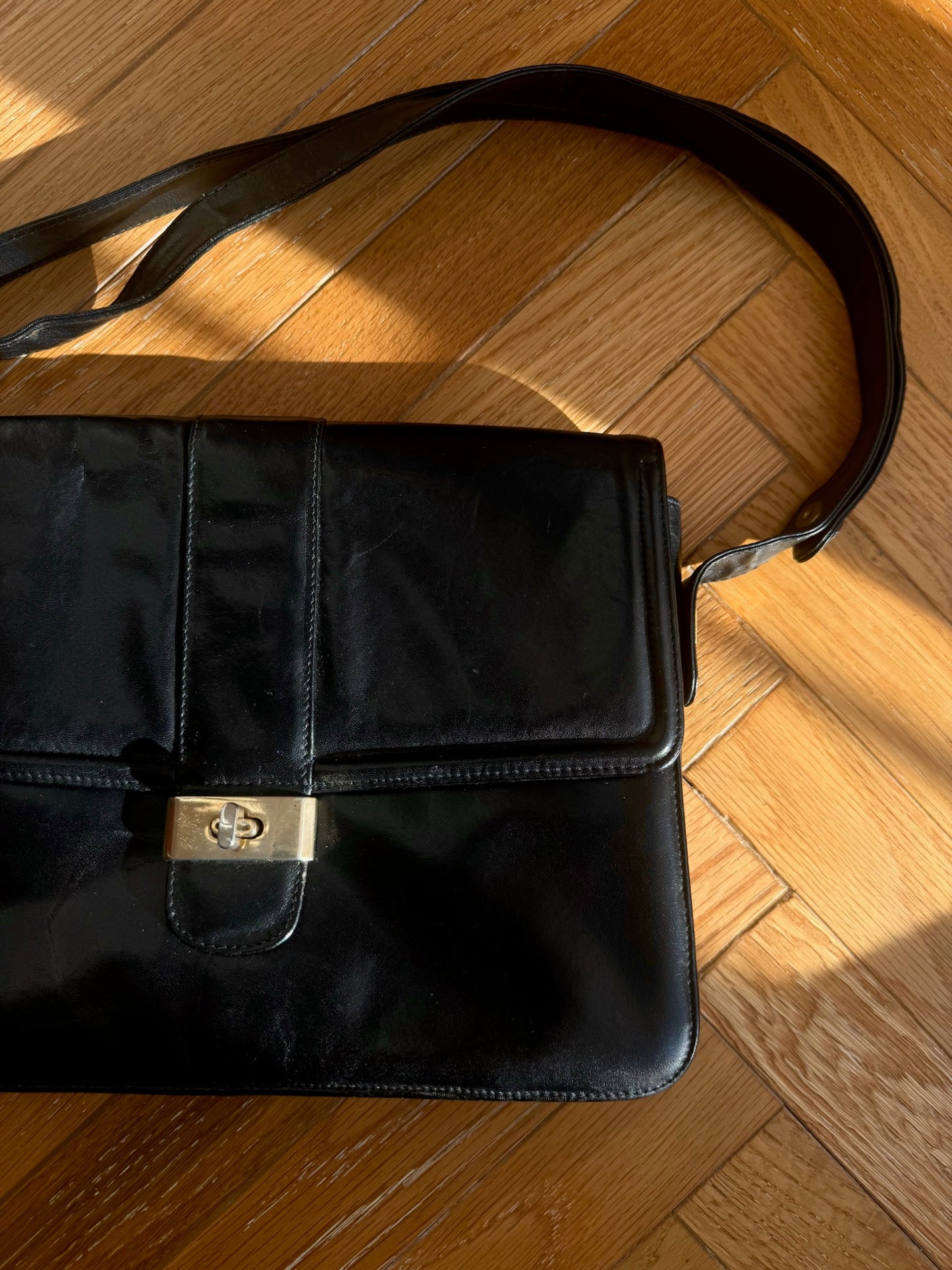 BORSA A SPALLA CON DETTAGLI DORATI