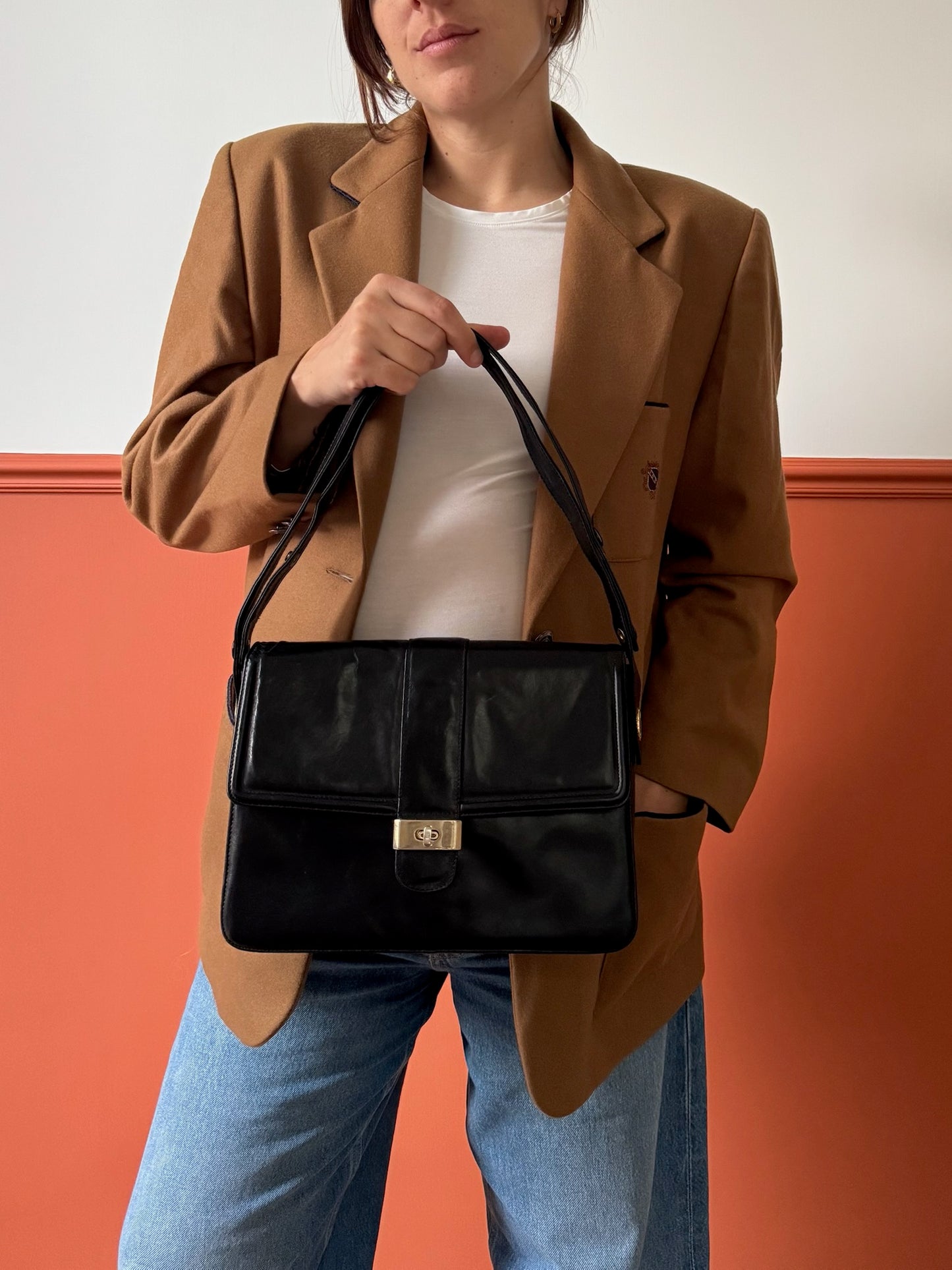 BORSA A SPALLA CON DETTAGLI DORATI