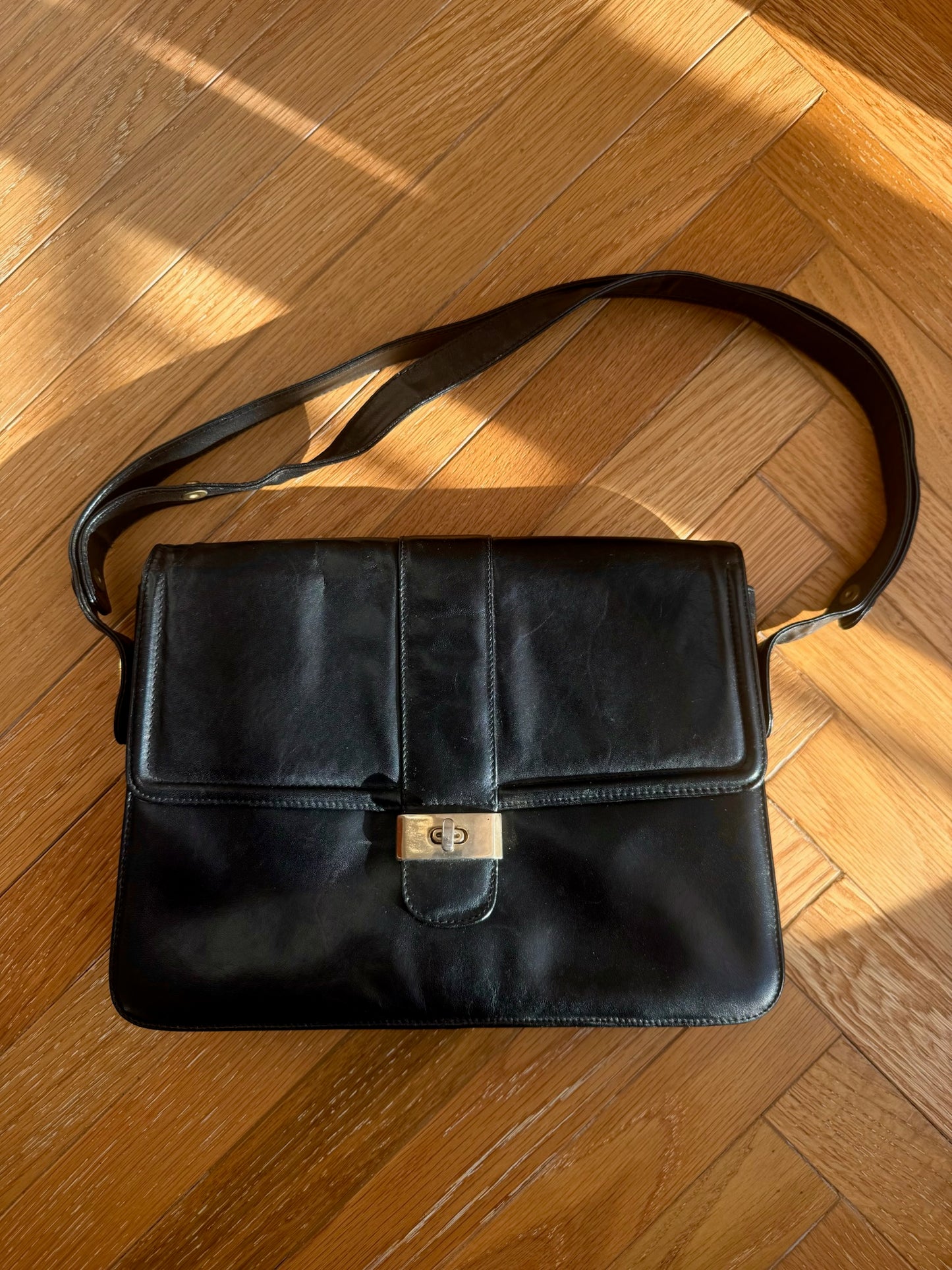 BORSA A SPALLA CON DETTAGLI DORATI