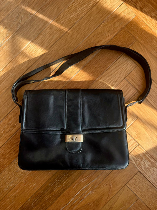 BORSA A SPALLA CON DETTAGLI DORATI