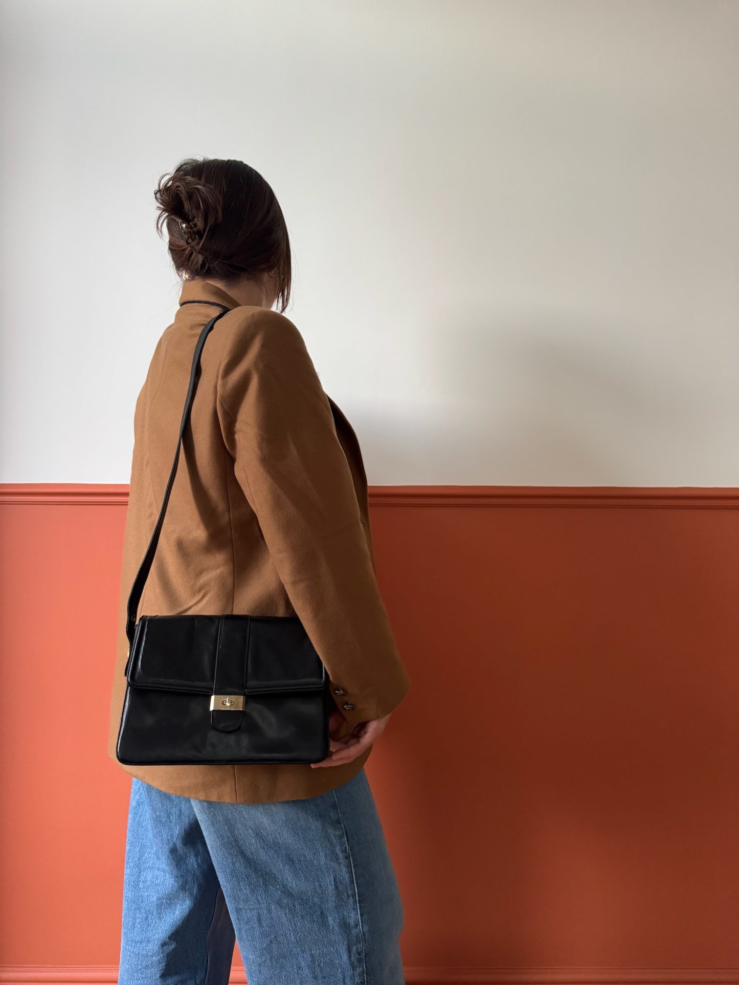 BORSA A SPALLA CON DETTAGLI DORATI