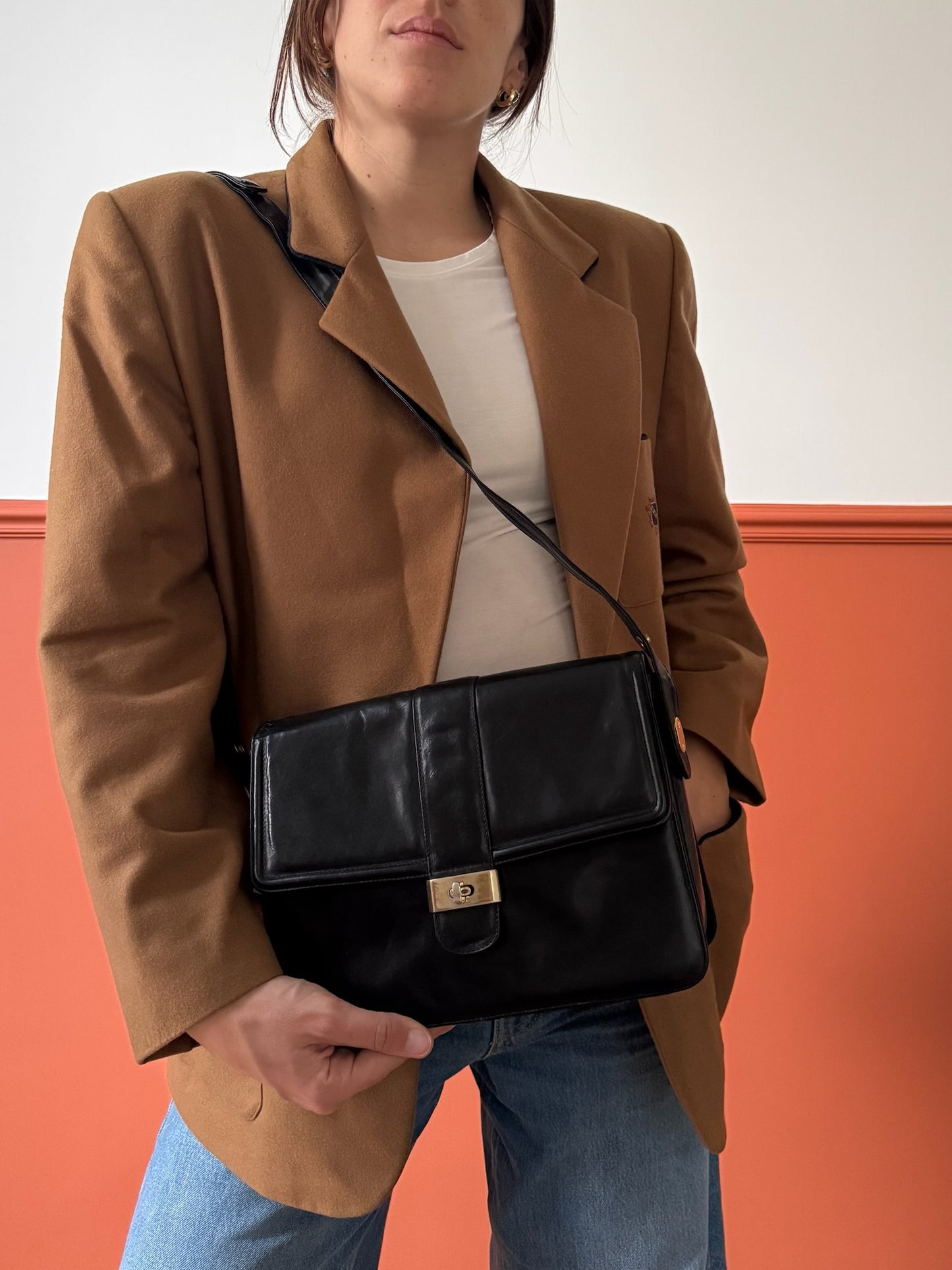 BORSA A SPALLA CON DETTAGLI DORATI