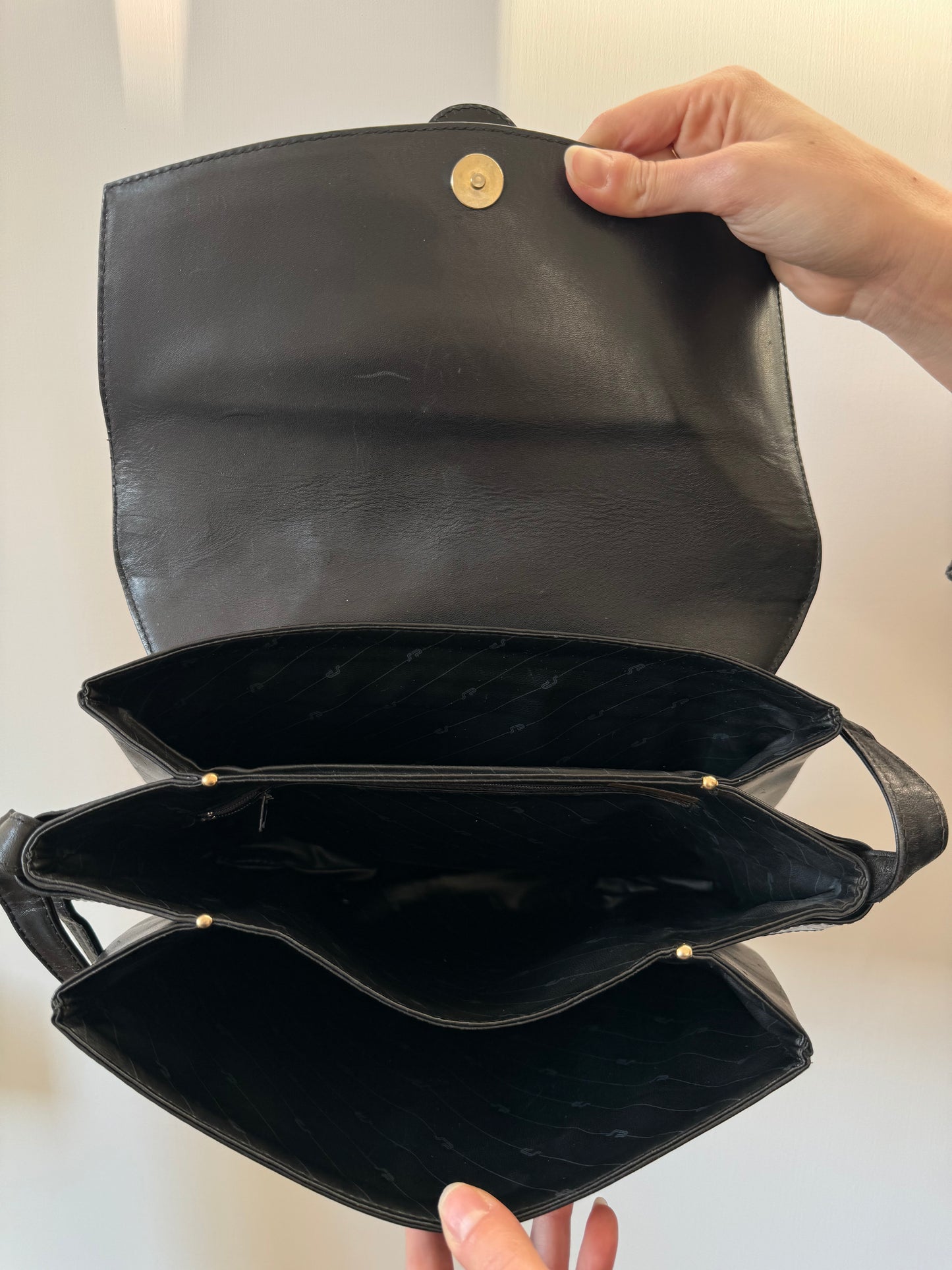 BLACK SHOULDER BAG IN LEATHER