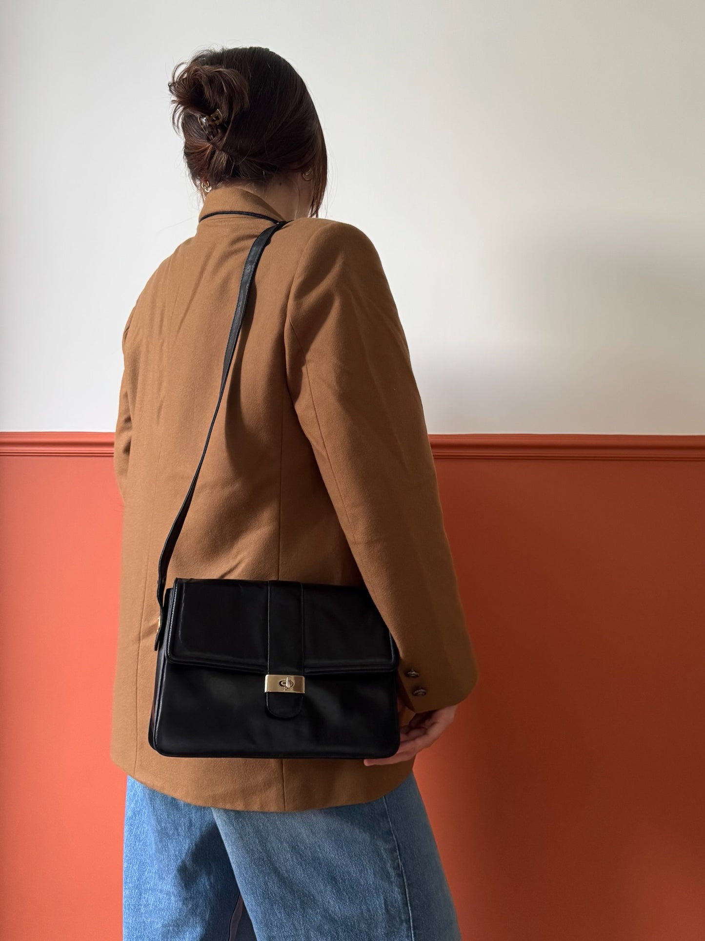 BORSA A SPALLA CON DETTAGLI DORATI