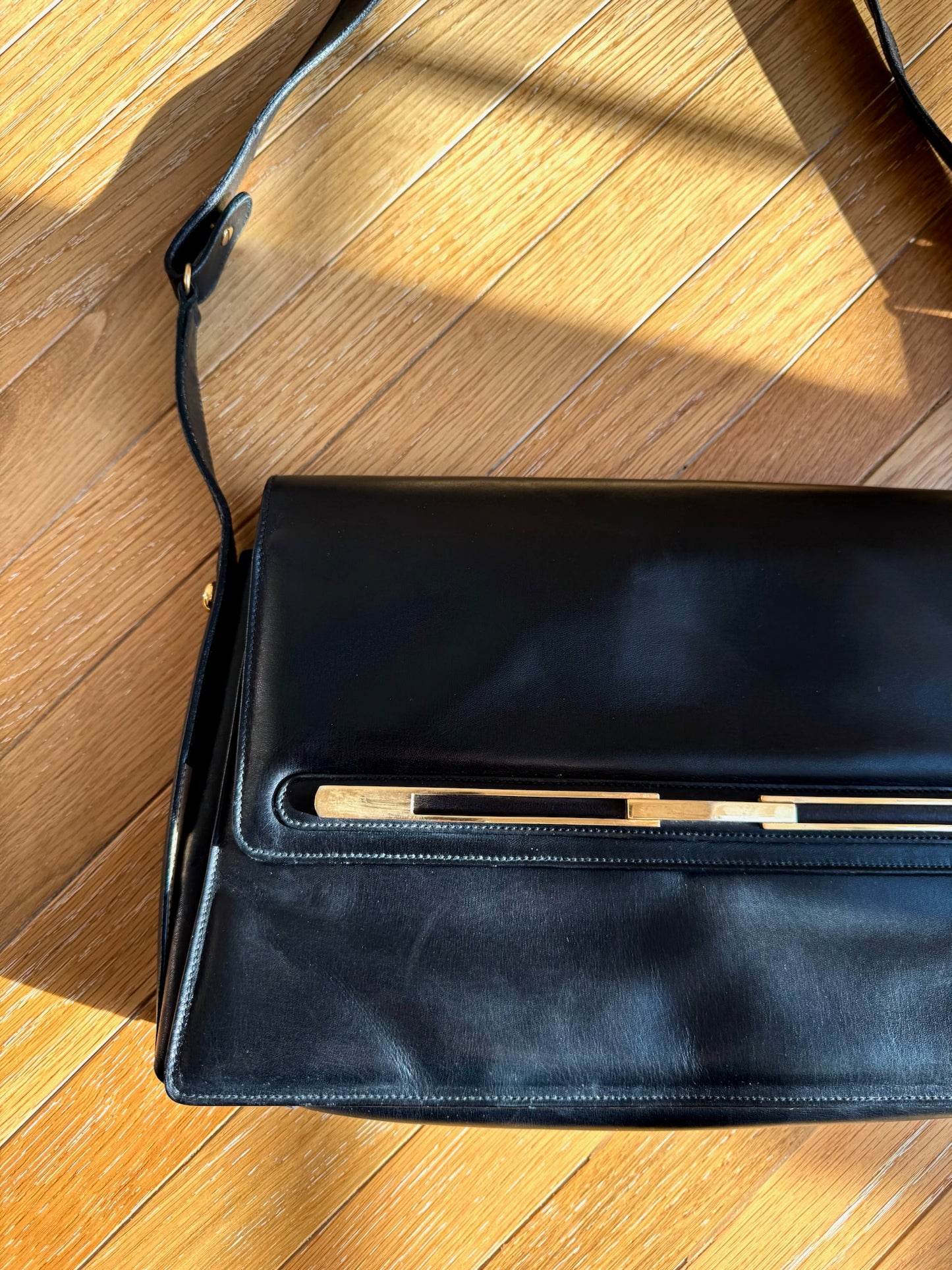 BORSA IN VERA PELLE CON DETTAGLI DORATI