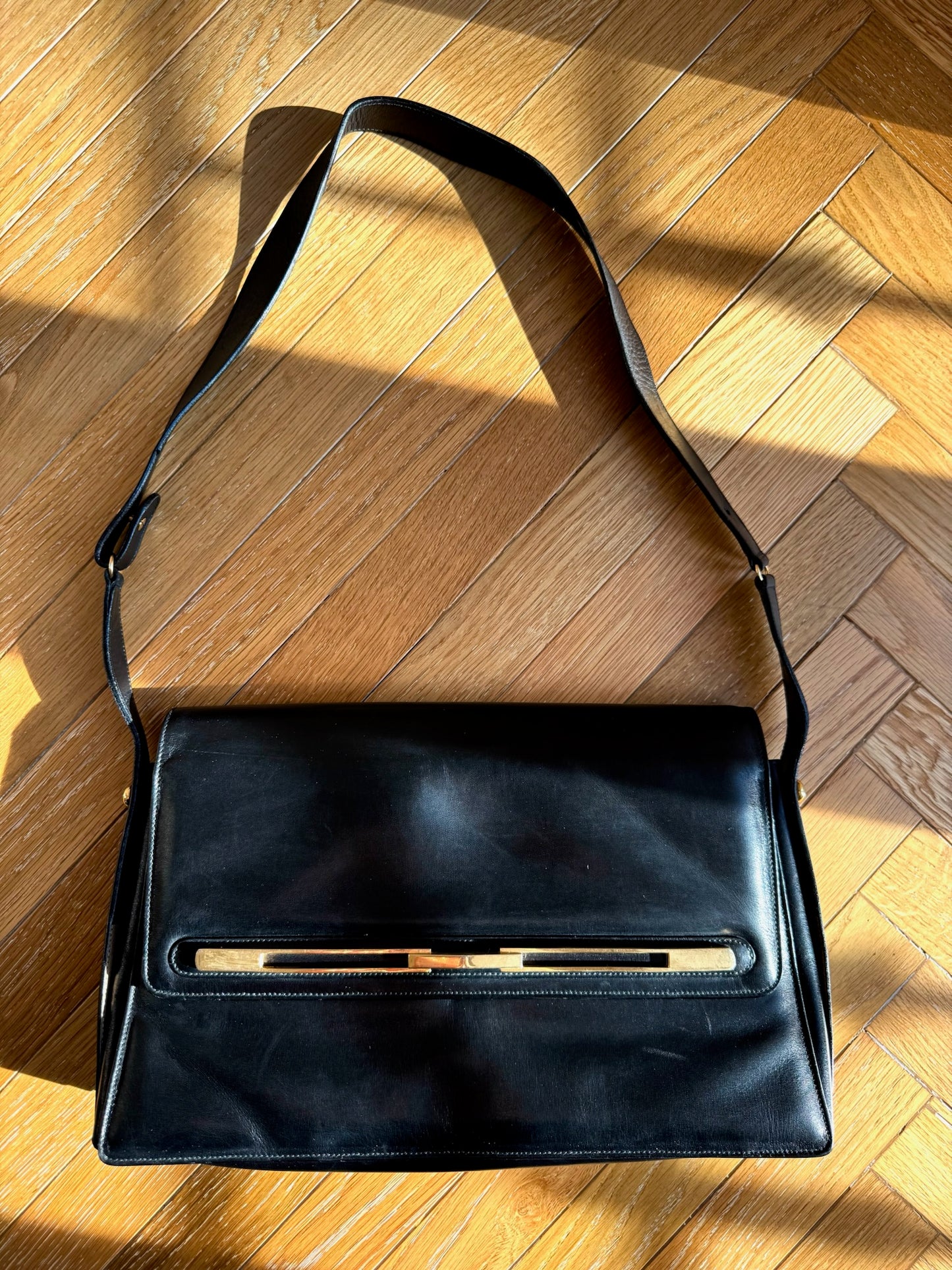 BORSA IN VERA PELLE CON DETTAGLI DORATI