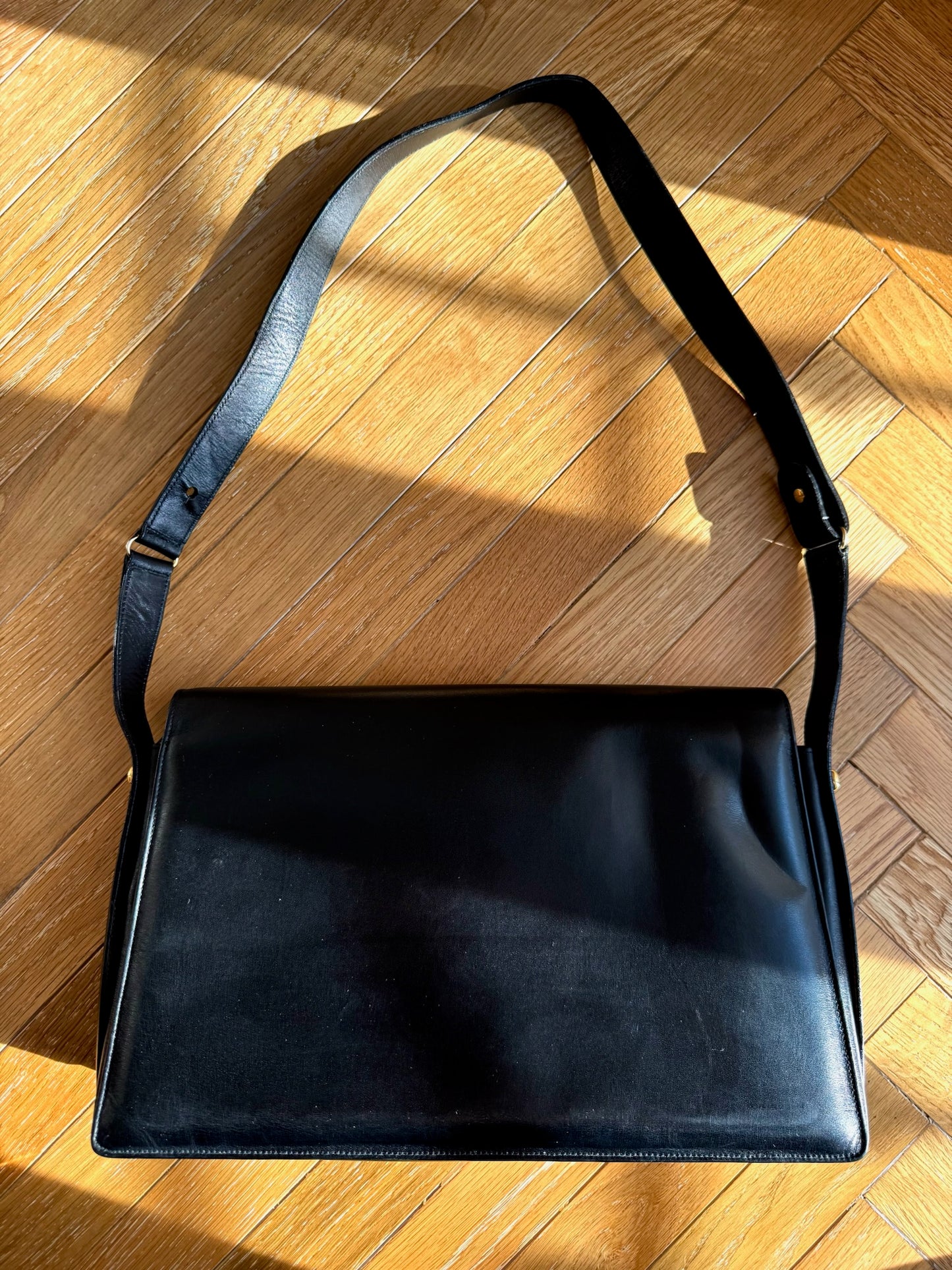 BORSA IN VERA PELLE CON DETTAGLI DORATI