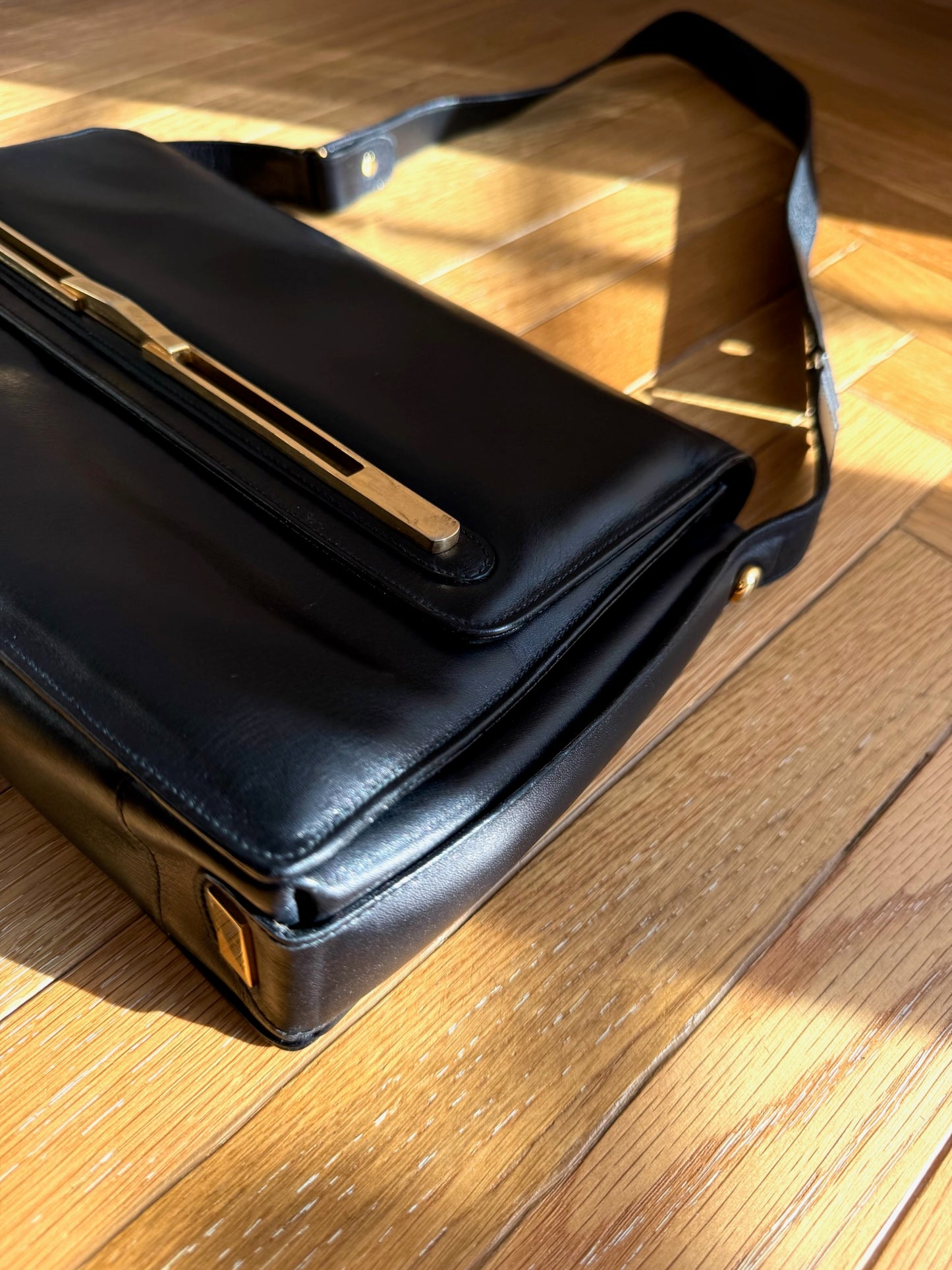 BORSA IN VERA PELLE CON DETTAGLI DORATI