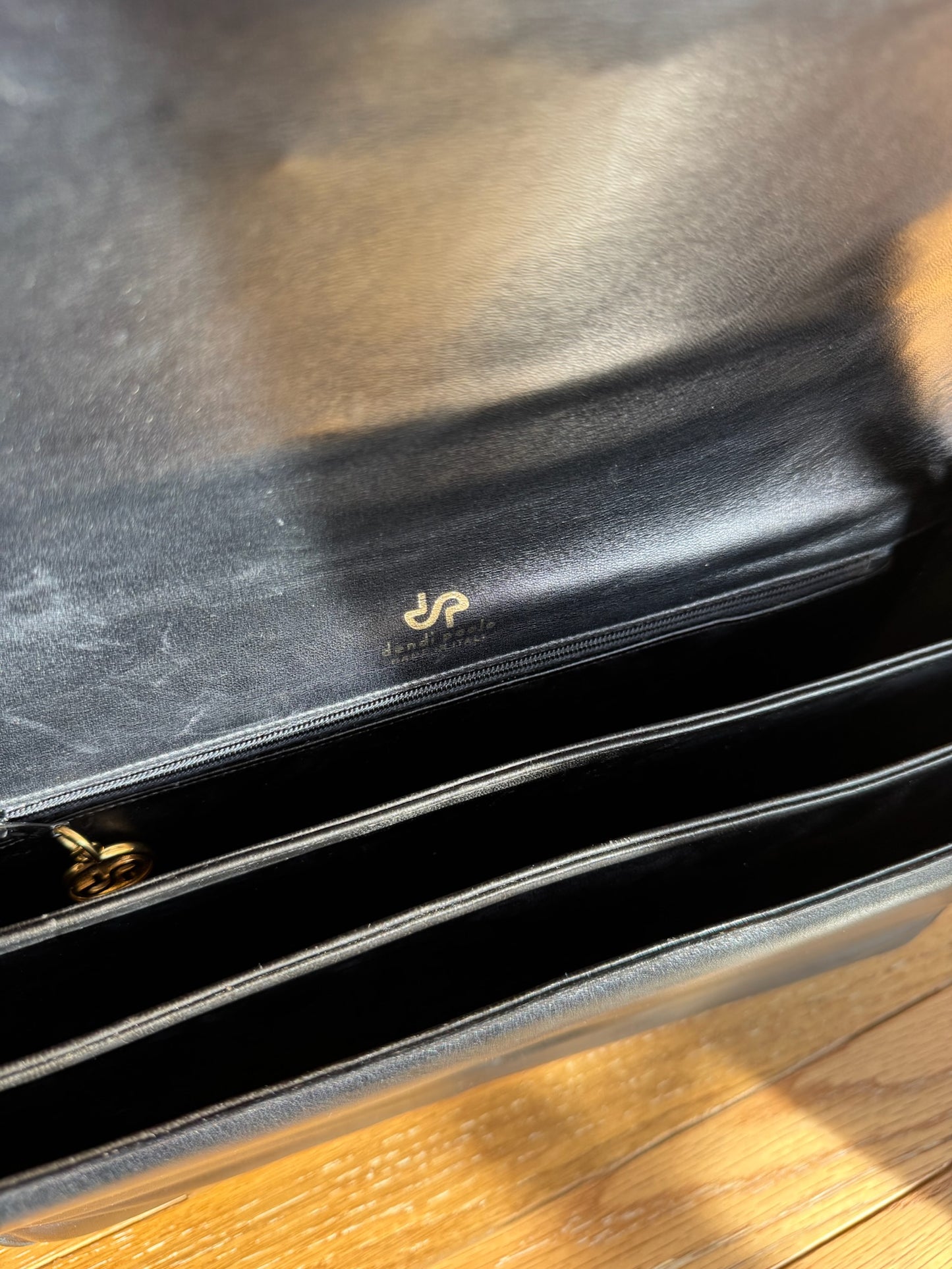 BORSA IN VERA PELLE CON DETTAGLI DORATI