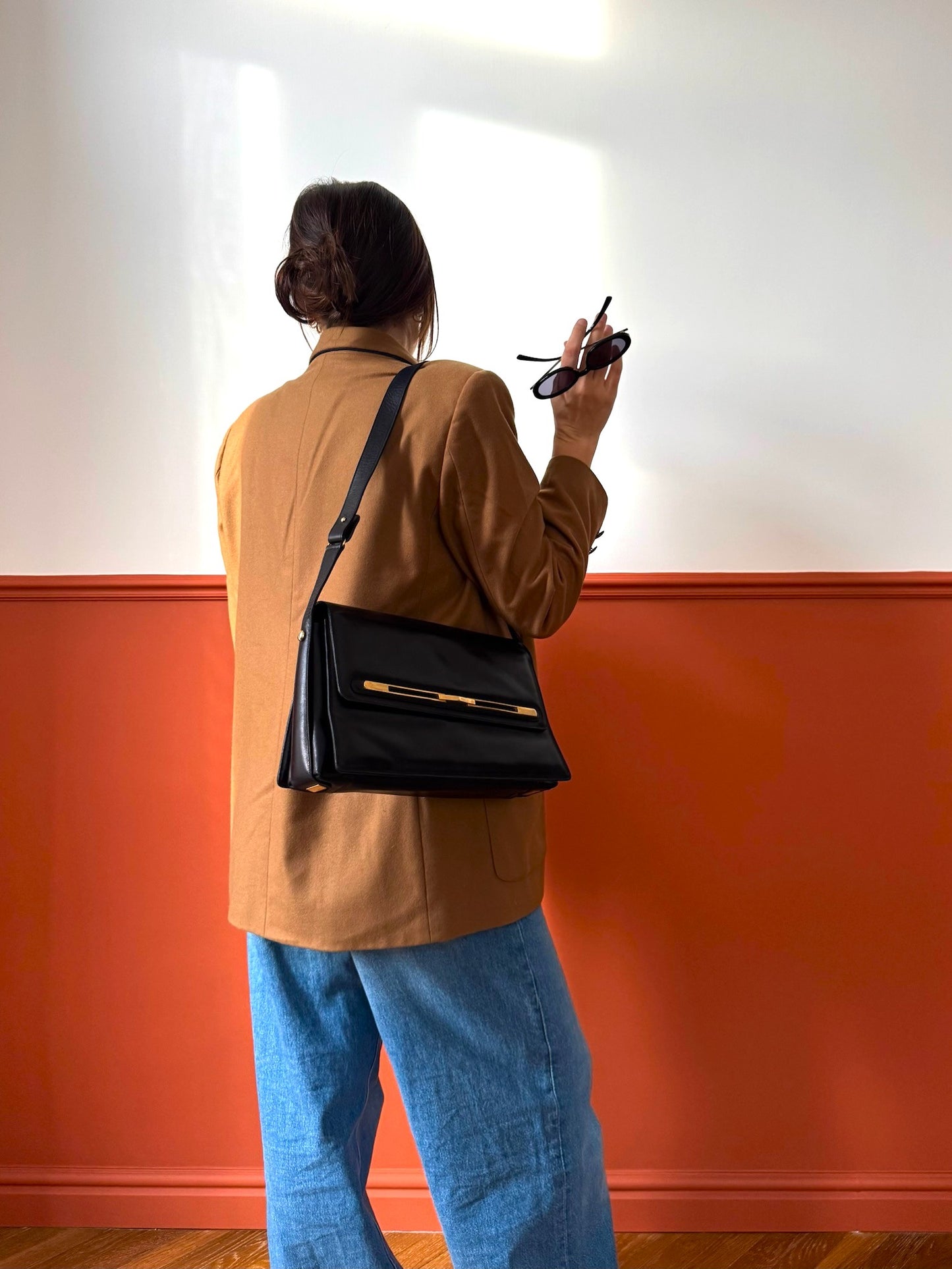 BORSA IN VERA PELLE CON DETTAGLI DORATI