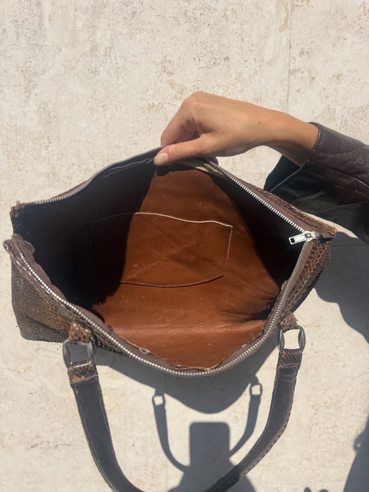 BORSA A MANO IN PELLE CON TEXTURE IN PITONE