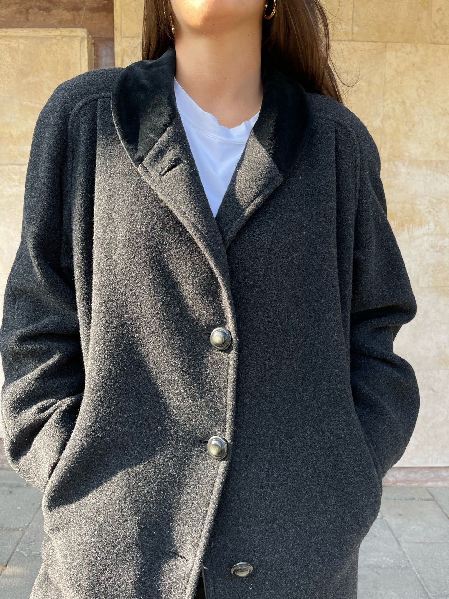 CAPPOTTO GRIGIO CON DETTAGLI IN VELLUTO